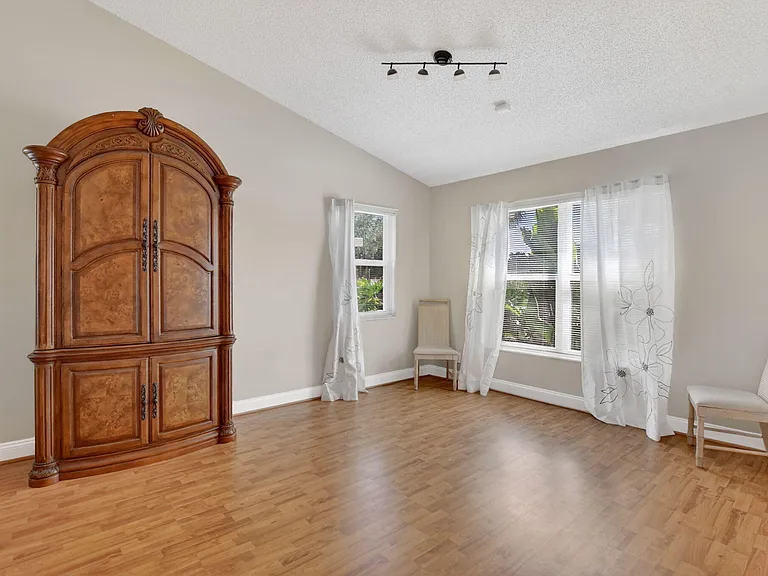 10065 Camelback Ln — Photo 8