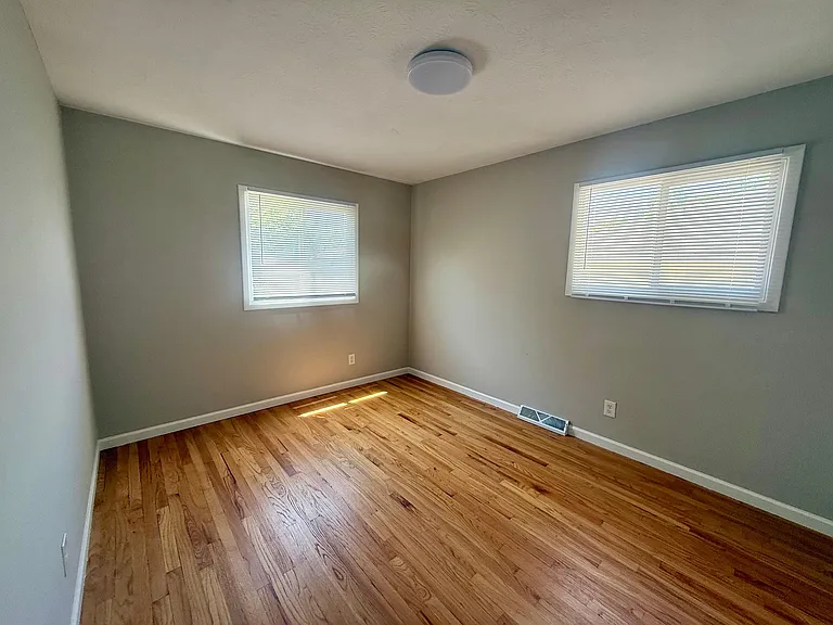 24051 Russell Ave — Photo 15