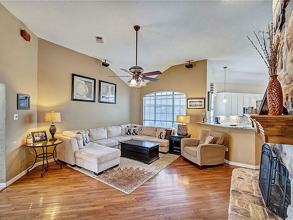 5th image of 111 Greenhill Trl S