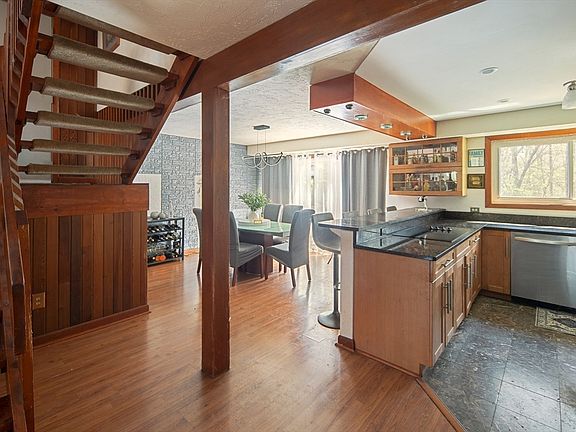 4th image of 2231 Bay Rd