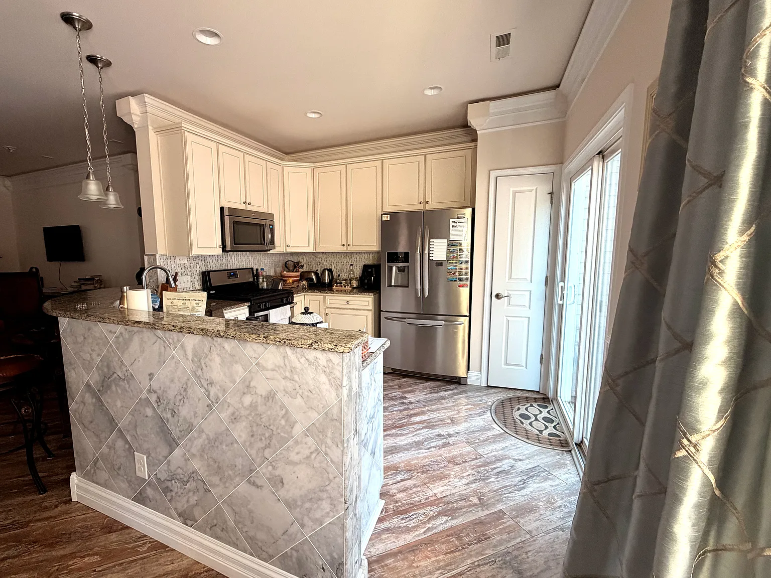 3 bed, 2.5 bath, 1660 sqft, $2,550 — Photo 4