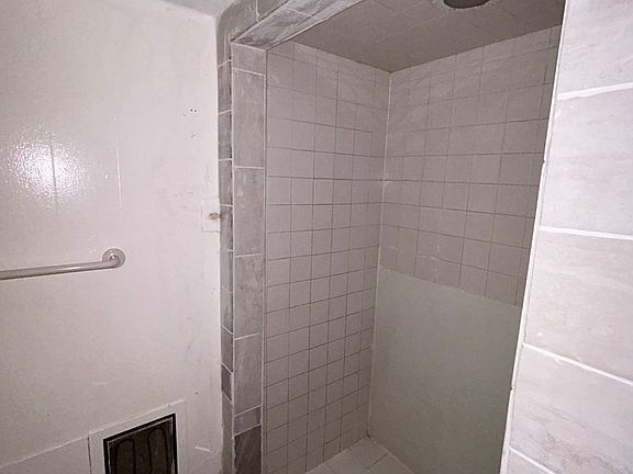 5th image of 2249 Wake Forest St APT 3