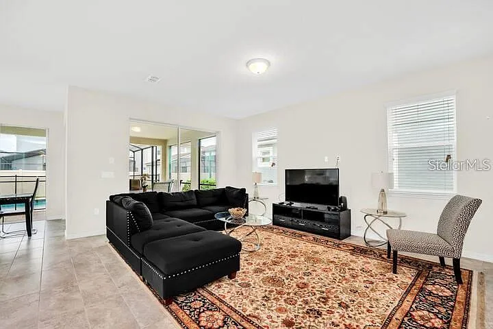 6 bed, 4.5 bath, 2987 sqft, $3,100 — Photo 2