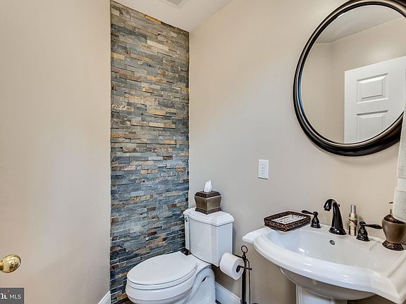 5th image of 961 Harrison Cres