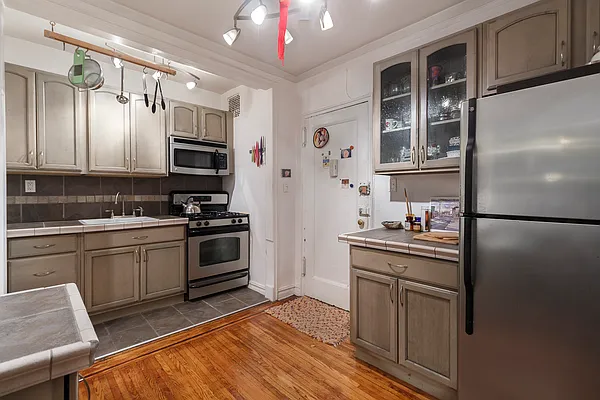 Sold by R New York | media 3