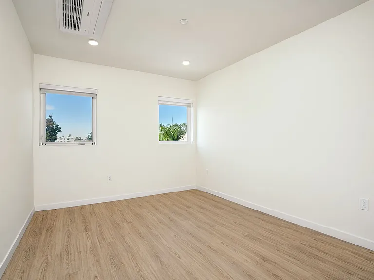 Brand New Luxury Homes! W/D, Balcony & Parking! — Photo 45