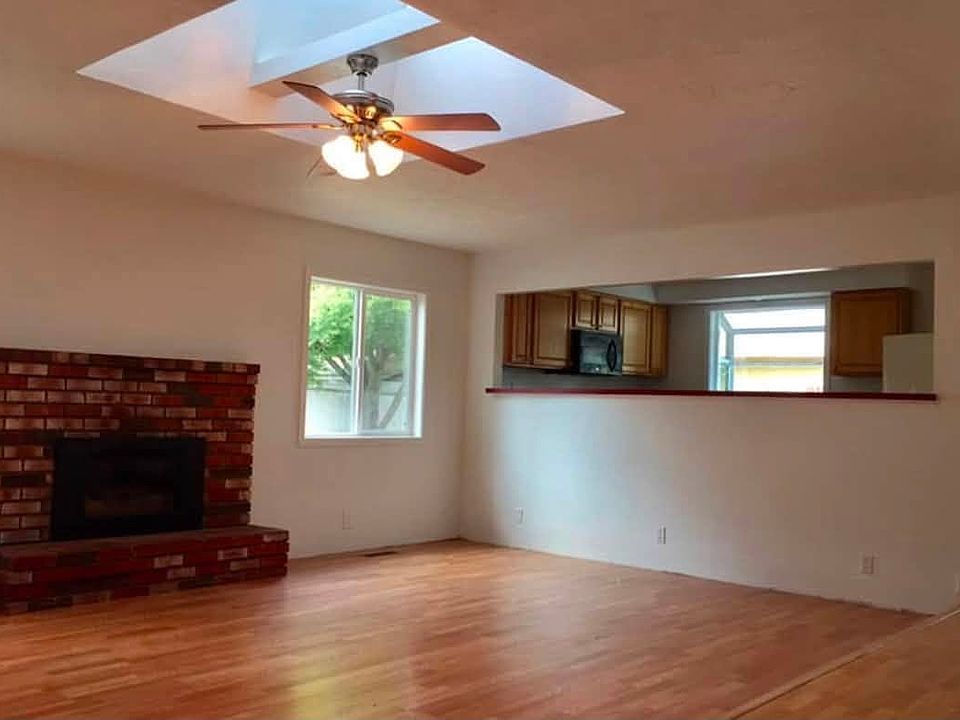 2nd image of 729 Hemlock Ct