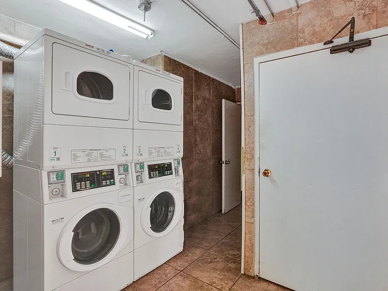 The Oaks Apartments — Photo 41