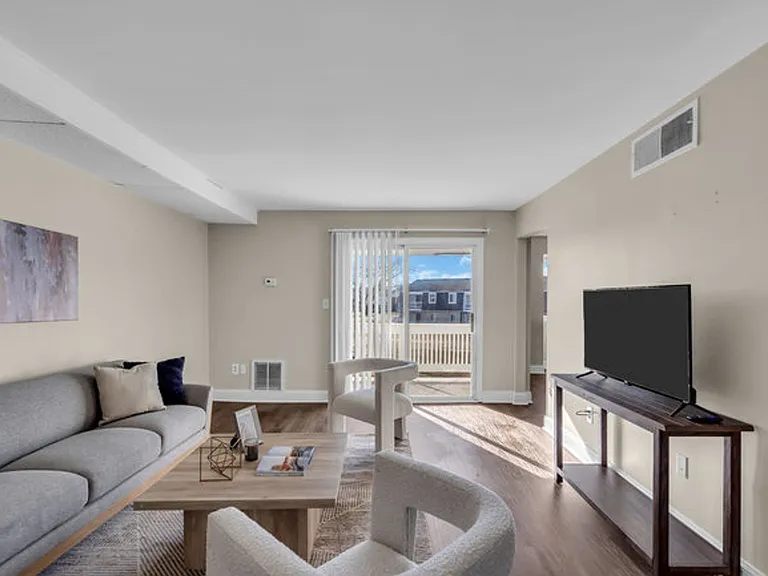 Chateau Apartments — Photo 11