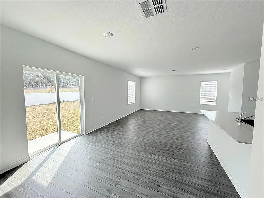 4 bed, 2.5 bath, 1879 sqft, $2,150 — Photo 2