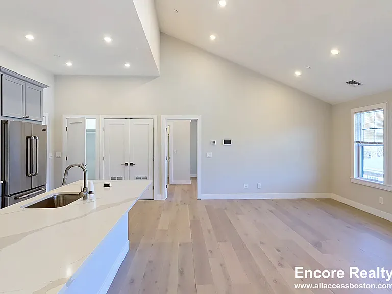 32 Cummins Hwy #5 — Photo 2