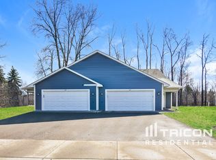 827 Garceau Ln, Vadnais Heights, MN 55127