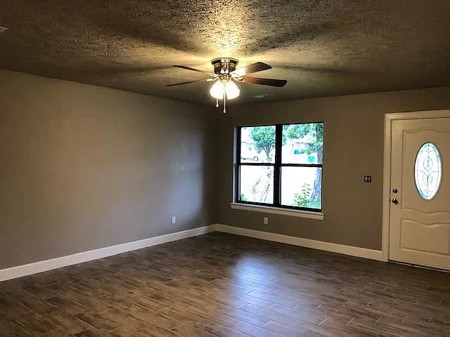 2406 Sam St - B — Photo 2