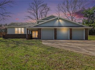 909 Tam O Shanter Dr, Kansas City, MO 64145