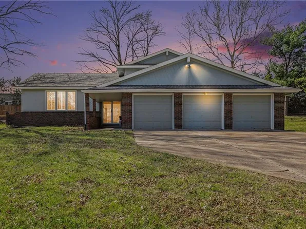 909 Tam O Shanter Dr, Kansas City, MO 64145