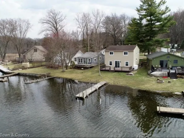 2705 Melvin Rd, Pinckney, MI 48169