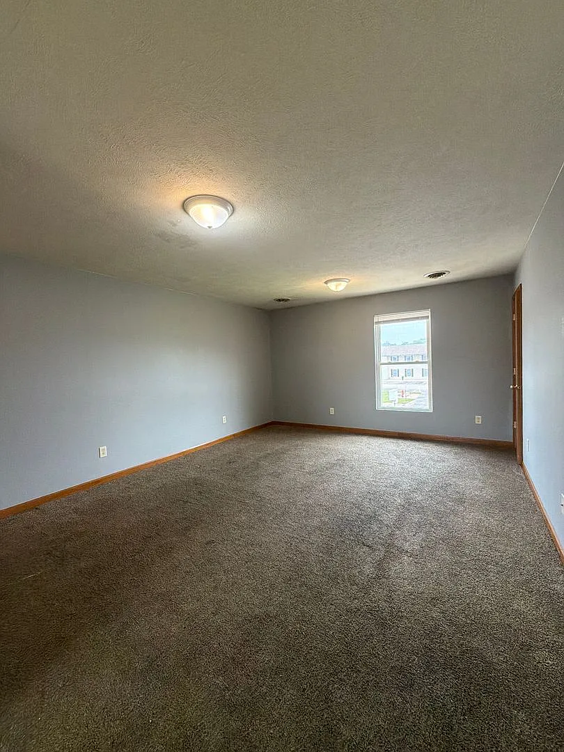 279 Woodridge Court — Photo 3