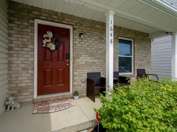 1648 Golfview Dr, Ypsilanti, MI 48198