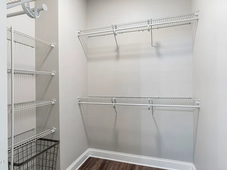 515 Villa Ln — Photo 17