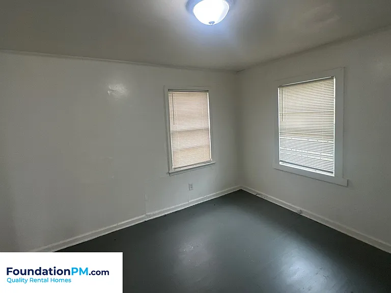 2320 E Warren St — Photo 6