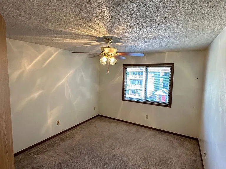 36 Plex - Village Green Apartments — Photo 17