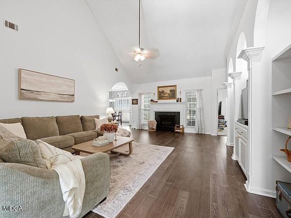2nd image of 301 Winchester Pl