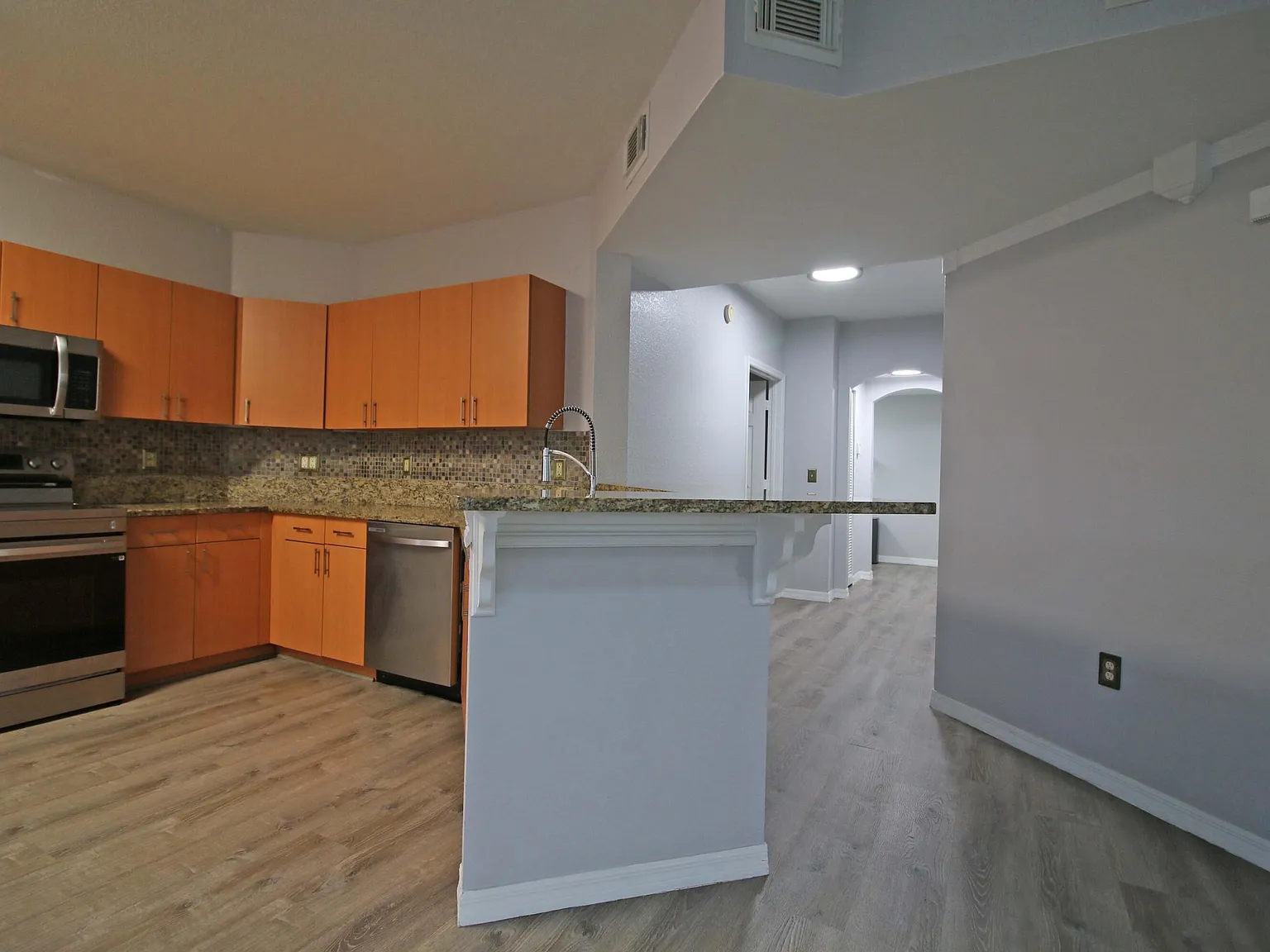 3 bed, 2.0 bath, 1467 sqft, $2,300 — Photo 4