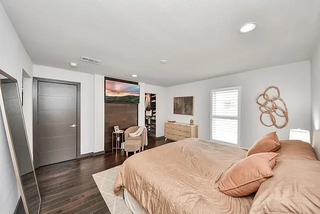 1410 Hyde Park Blvd #203 — Photo 2
