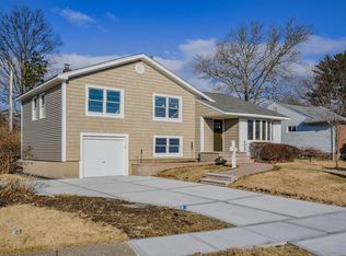 24 London Rd, Syosset, NY 11791