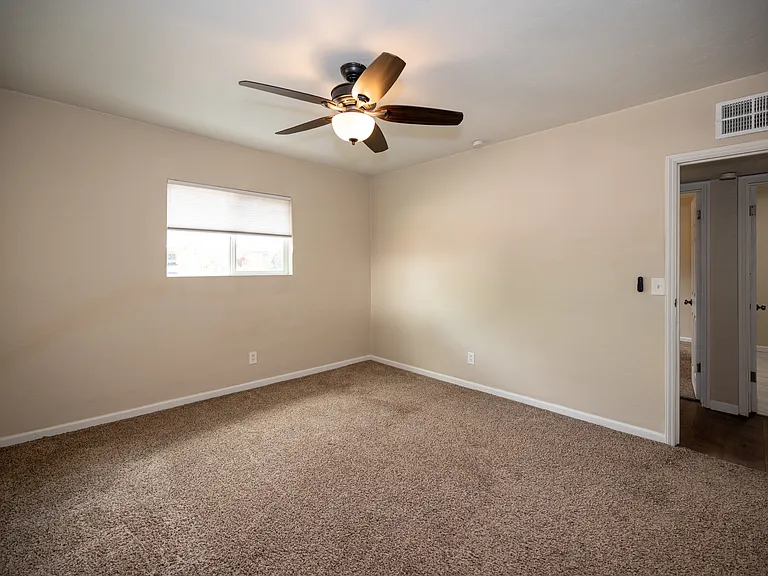 2217 E Silver St — Photo 16