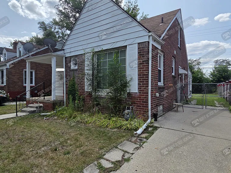 19335 Plainview Ave — Photo 2