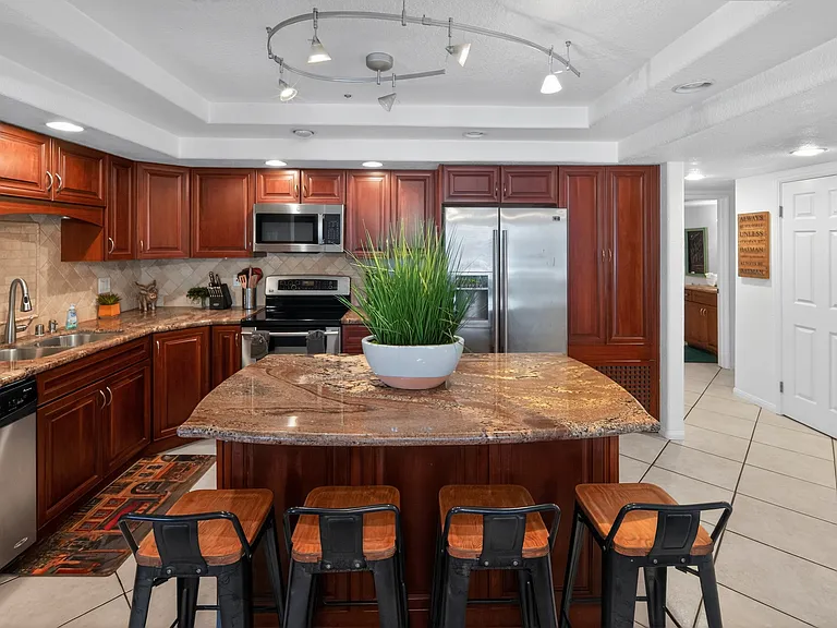 Kitchen / 4 Barstools at Kitchen Island