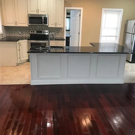 175 Richmond Blvd — Photo 2