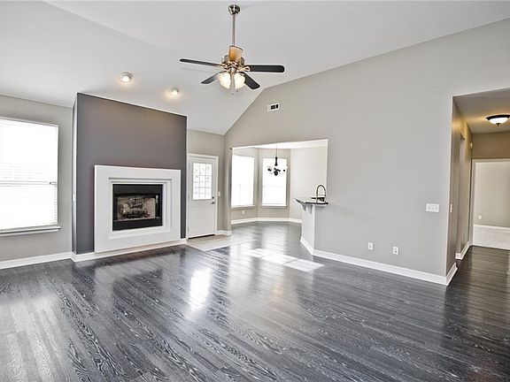 4th image of 888 Hillcroft Ter