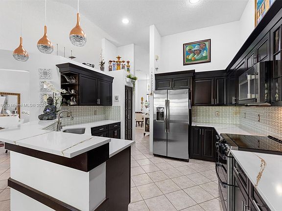 2nd image of 1400 Blue Jay Cir