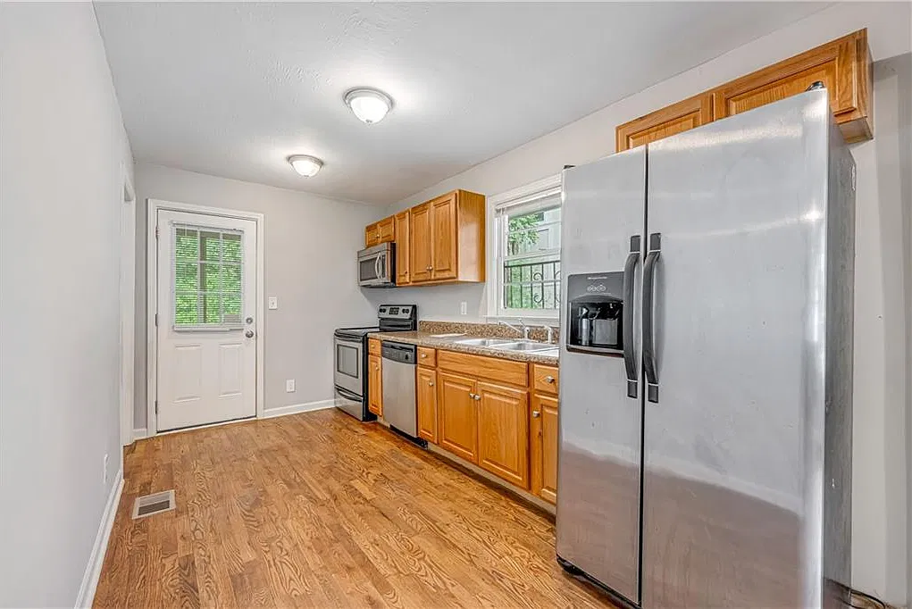 3 bed, 1.0 bath, 1228 sqft, $1,900 — Photo 4