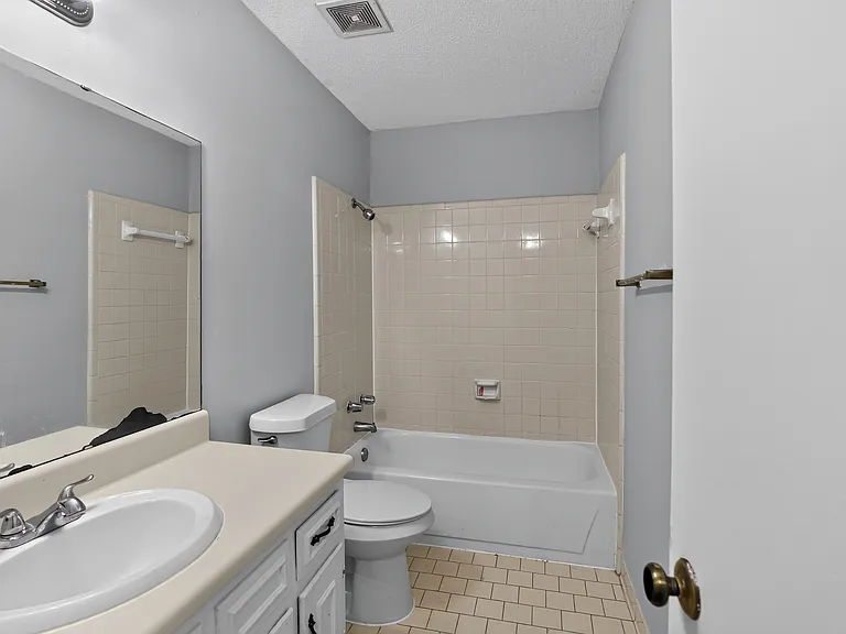 621 33rd St E #D — Photo 9