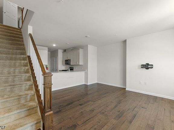 4th image of 19 South Davenport Street