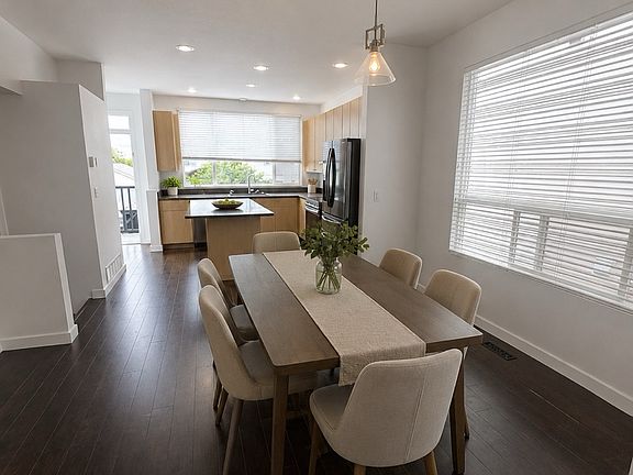 4th image of 243A Maple Cres