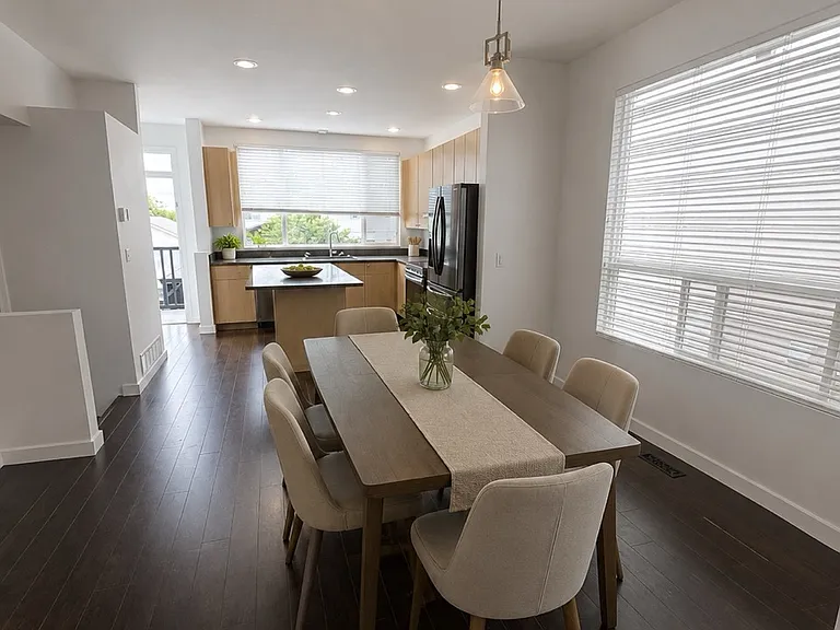 243A Maple Cres — Photo 4