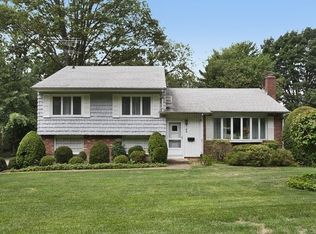 39 Bridge Rd, Manhasset, NY 11030