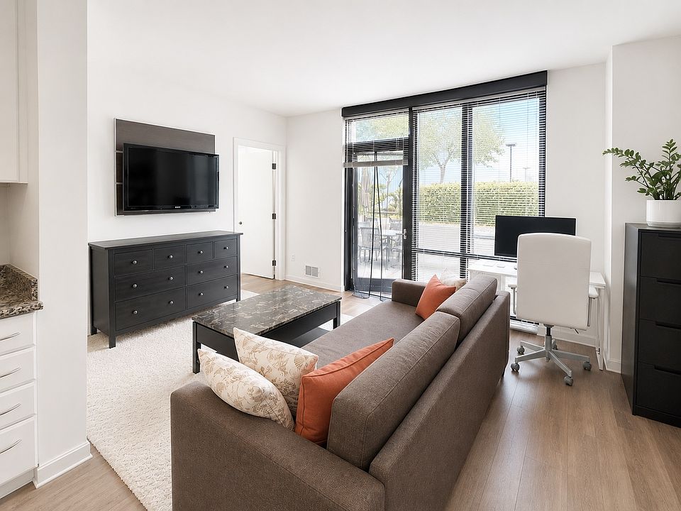 1st image of 250 King St Unit 438