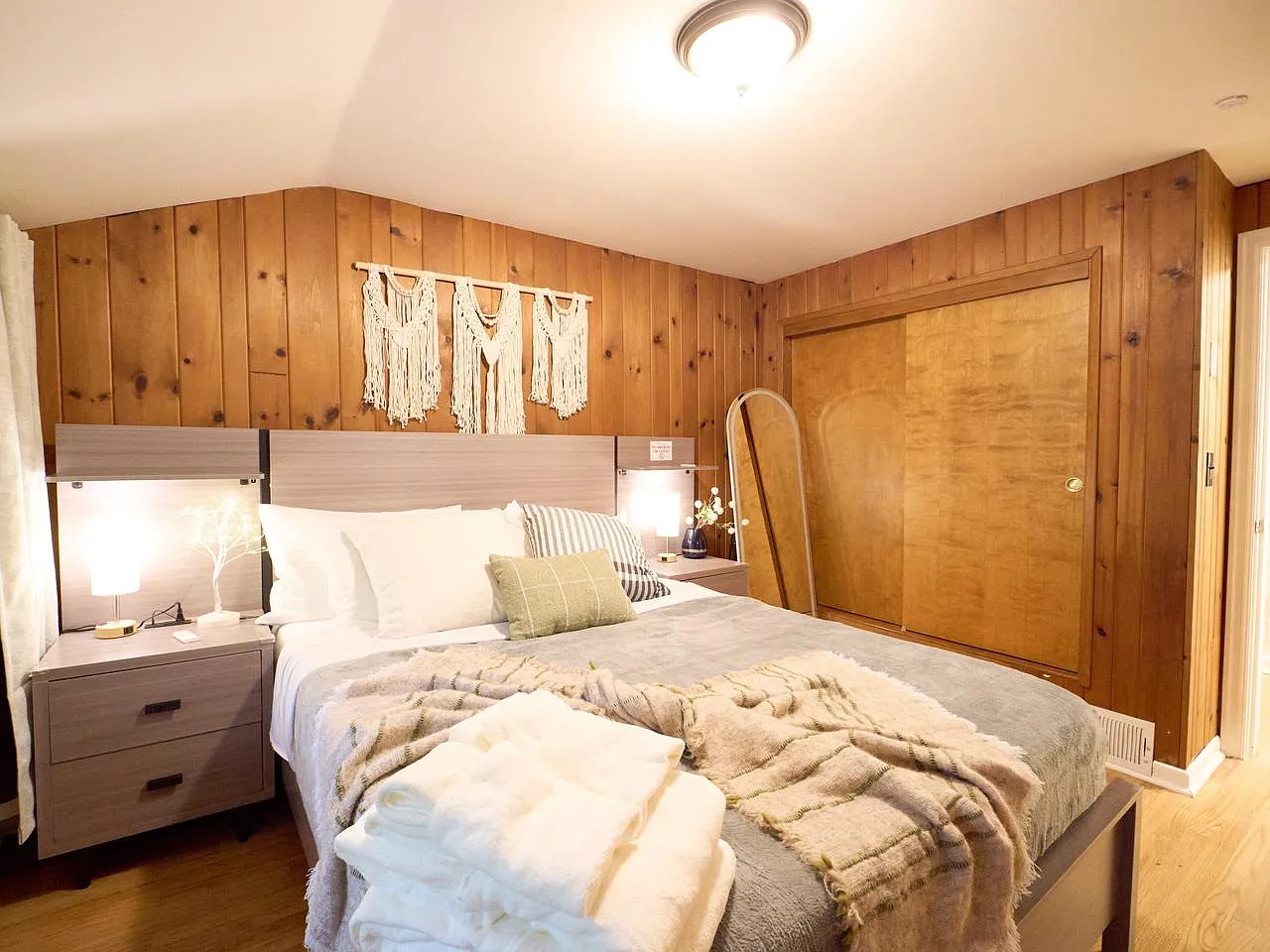 6 bed, $5,977 — Photo 2
