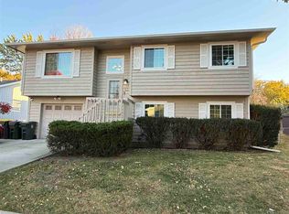 831 Sandusky Dr, Iowa City, IA 52240