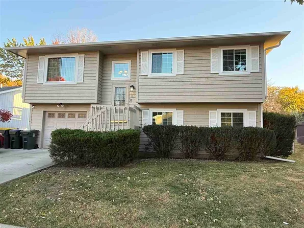 831 Sandusky Dr, Iowa City, IA 52240