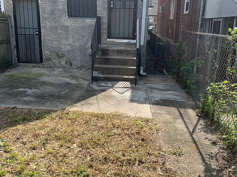 1142 Princess Ave — Photo 15