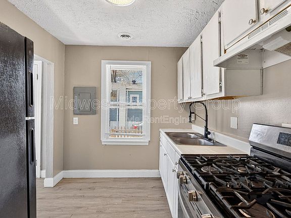 5th image of 8921 Higginson Ave