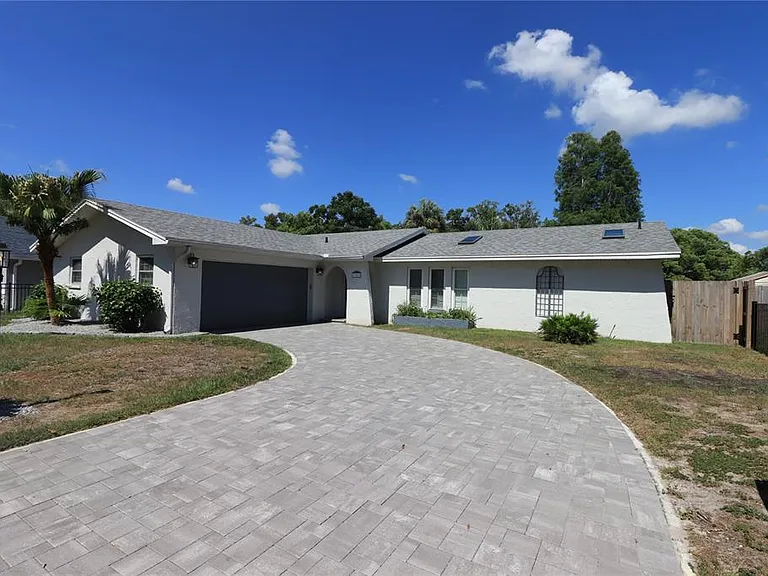 17815 Sunrise Dr — Photo 1