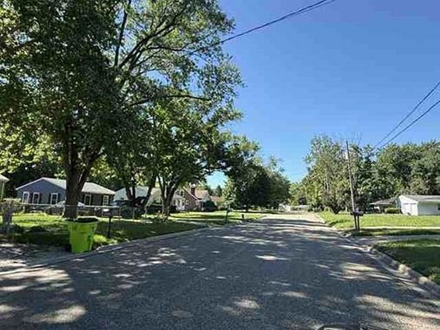 Exterior Neighborhood (street photo)