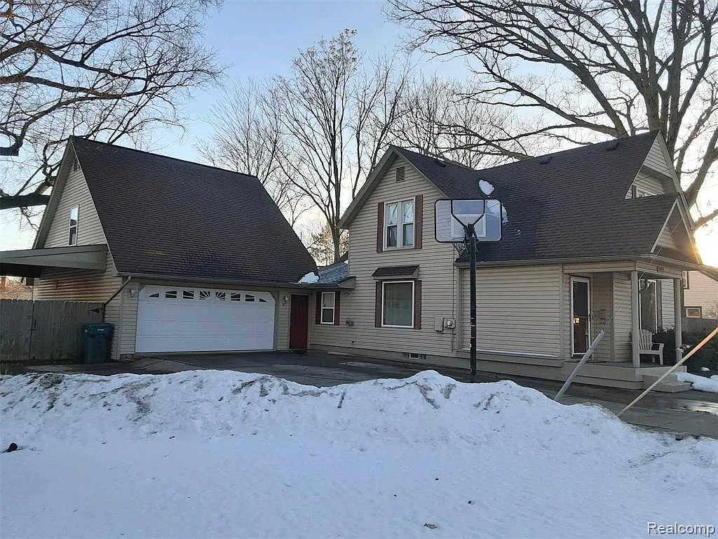 36853 Chase St photo 1